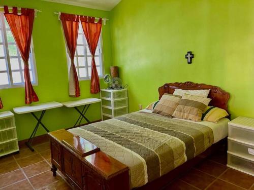 Giường trong phòng chung tại Casa hogareña con excelente ubicación en la ciudad