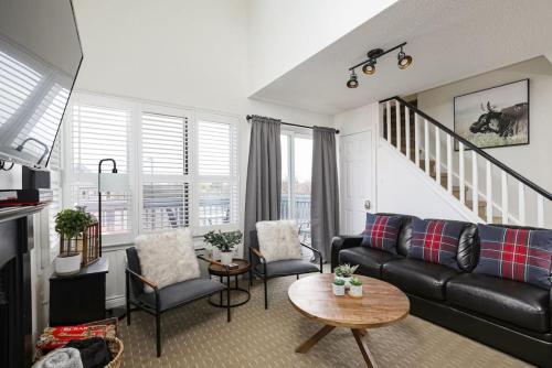 2 Storey Loft Condo wt Blue Mtn In Your Backyard 10973
