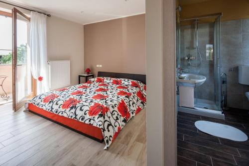 a bedroom with a bed and a shower and a sink at Dai Minisins in Savorgnano