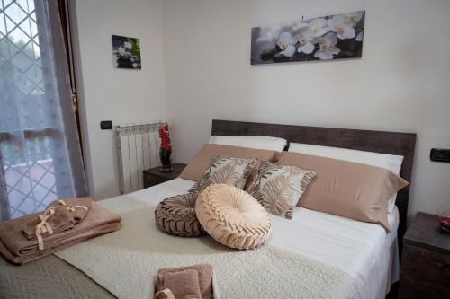 una camera da letto con un letto con cuscini sopra di SUITE LEONARDO RELAX a Fiumicino