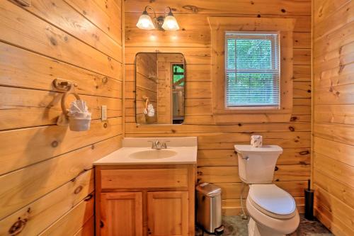 Ванная комната в Mountain Dream Cabin with Deck, 7 Mi to Gatlinburg