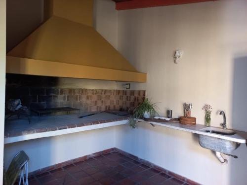 cocina con fregadero y fogones en Casa Araucaria en Concepción del Uruguay