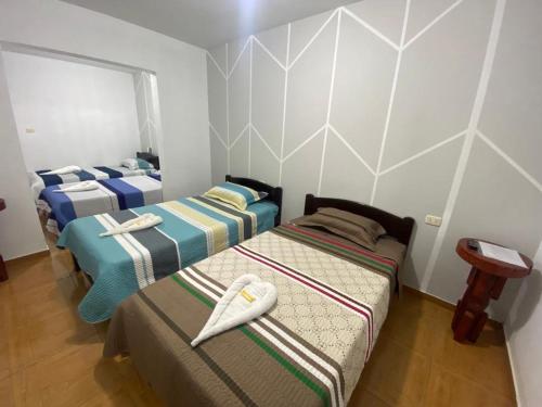 Habitación con 3 camas en una habitación en Kay Amazon Lodge, en Sauce