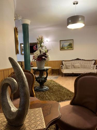uma sala de estar com um sofá e uma mesa em Hotel Bolero em Gyor