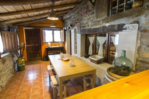 cocina con mesa de madera en una habitación en Casa Altas Crestas, en Puente Pumar