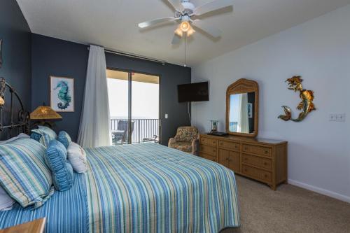 1 dormitorio con cama, tocador y espejo en Phoenix V 1512, en Orange Beach