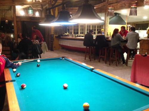 uma mesa de bilhar num bar com pessoas sentadas em Club El Tebo em Horcón