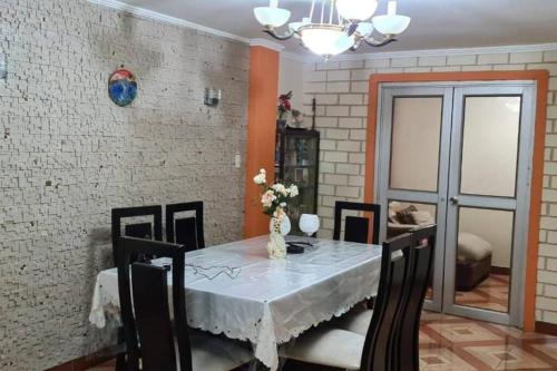 comedor con mesa blanca y sillas en For travelers / Entire Home in Guayaquil, en Guayaquil