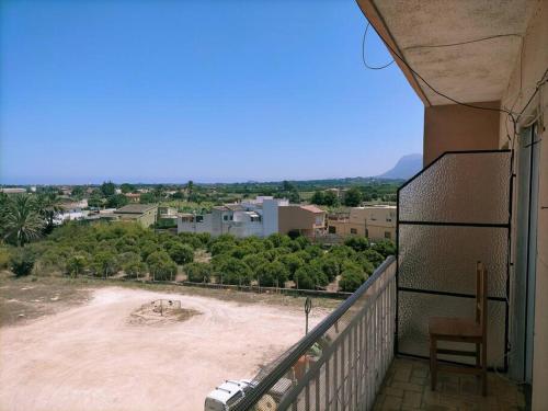uma varanda com vista para um pátio de terra em Apartamento Bellas Vistas. em El Verger