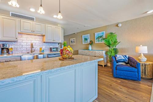 Η κουζίνα ή μικρή κουζίνα στο Maui Kai 804 Oceanfront 1 BD 1Ba condo