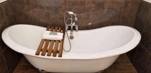 a white bath tub in a bathroom at Best Western East Zion Thunderbird Lodge in Mount Carmel Junction