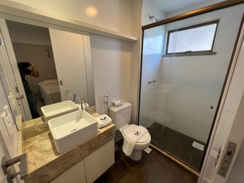 une salle de bain avec un lavabo, des toilettes et un miroir dans l'établissement Beverly Hills terreo Raul Macedo Neg Imob, à Aquiraz