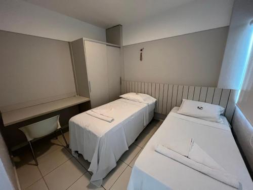 - une chambre à l'hôpital avec 2 lits et un bureau dans l'établissement Beverly Hills terreo Raul Macedo Neg Imob, à Aquiraz
