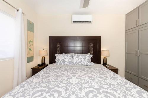 a bedroom with a large bed and two lamps at LA CASITA DEL REY in Puerto Peñasco