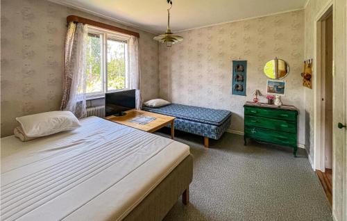 Rörvikにある2 Bedroom Awesome Home In Rrvikのベッドルーム1室(ベッド1台、デスク、窓付)
