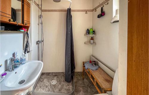 Rörvikにある2 Bedroom Awesome Home In Rrvikのバスルーム(シンク、黒い傘付)