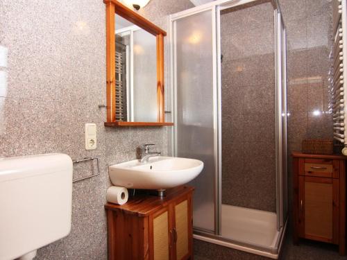 a bathroom with a sink and a shower at Doppelhaushälften in Strandnähe in Boltenhagen in Boltenhagen