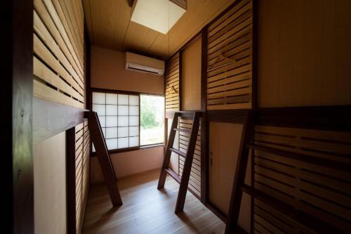 鯖江市にあるSABAE MEGANE HOUSE- Vacation STAY 5077のウッドフロアの客室で、窓とはしごが備わります。