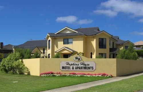 Hopkins House Motel & Apartments picture