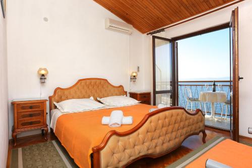 Posteľ alebo postele v izbe v ubytovaní Apartments by the sea Podgora, Makarska - 2614
