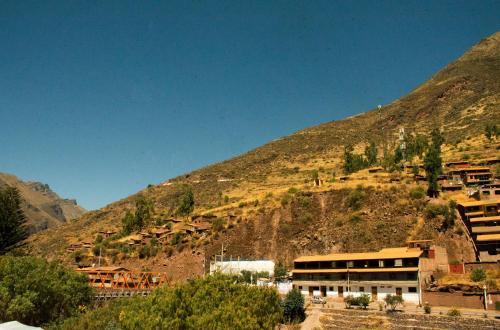 eine Gruppe von Gebäuden an der Seite eines Berges in der Unterkunft Hotel Everest in Pisac