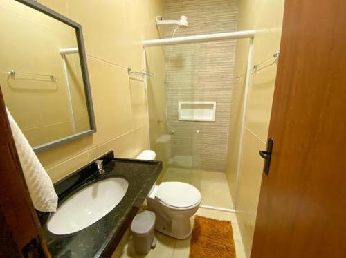 uma casa de banho com um lavatório e um WC em RECANTO DAS ÁGUAS VILLE em Santo Amaro