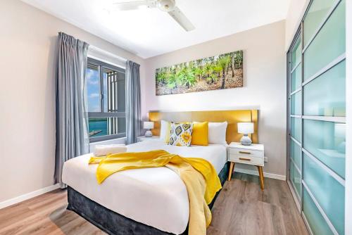 een slaapkamer met een groot bed en een raam bij 'Arafura Edge' Resort Lifestyle with 360 Views in Darwin
