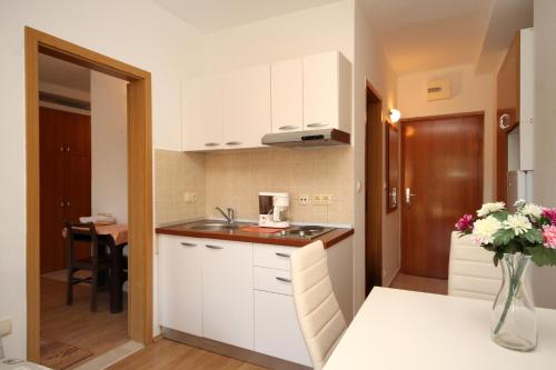 Kuchyň nebo kuchyňský kout v ubytování Apartment Slano 2682c