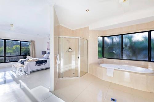 Postel nebo postele na pokoji v ubytování Luxe Bayview Oasis with Dream Waterfront Pool