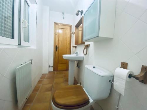 uma casa de banho com um WC e um lavatório em Welcoming villa in Torres with private pool em Torres