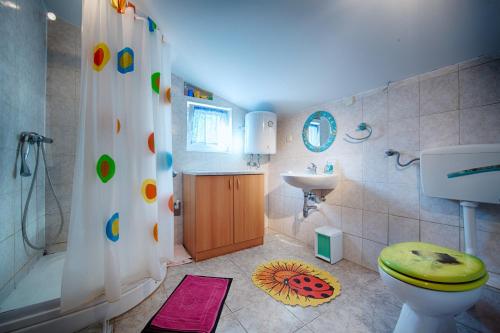 y baño con aseo, ducha y lavamanos. en Apartments by the sea Komiza, Vis - 2450, en Komiža