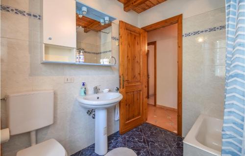 Kylpyhuone majoituspaikassa Gorgeous Apartment In Santo Stefano Daveto With Kitchen