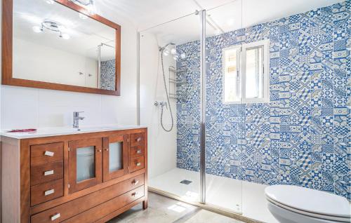 een badkamer met een douche, een toilet en een wastafel bij Lovely Home In Nerja With House A Panoramic View in Nerja