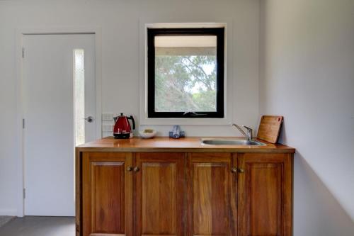 eine Küche mit einem Waschbecken und einem Fenster in der Unterkunft East Tempy House and Bungalow in Port Fairy