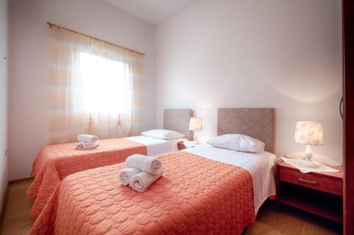 ein Hotelzimmer mit 2 Betten und Handtüchern darauf in der Unterkunft Apartments by the sea Vis - 2453 in Vis
