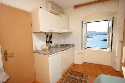Η κουζίνα ή μικρή κουζίνα στο Apartments and rooms by the sea Komiza, Vis - 2431