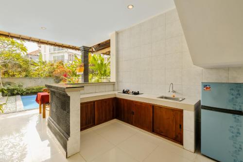 een open keuken met een wastafel en een koelkast bij Gora House Bali in Ubud
