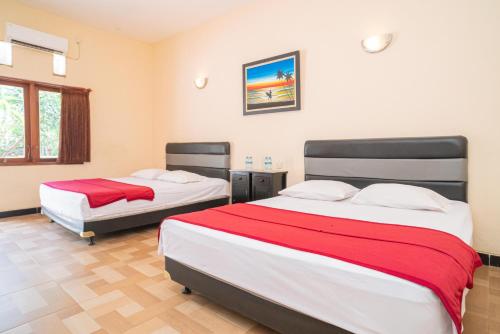 Una cama o camas en una habitación de RedDoorz @ Panglima Sudirman Madiun
