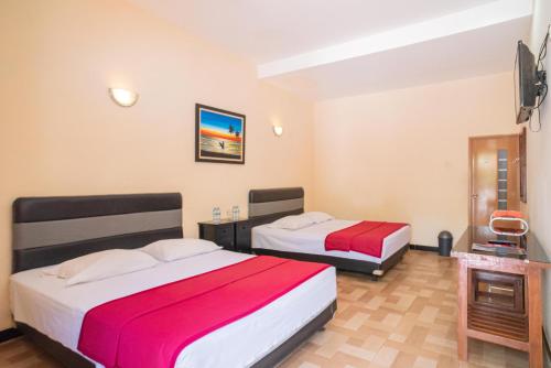 Una cama o camas en una habitación de RedDoorz @ Panglima Sudirman Madiun