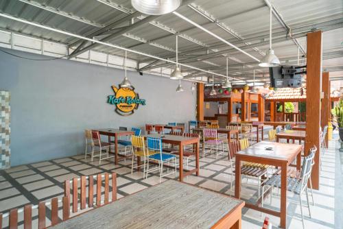 Un restaurante u otro lugar para comer en RedDoorz @ Panglima Sudirman Madiun