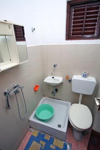 Ένα μπάνιο στο Double Room Podaca 2613a