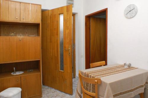 um quarto com uma cama, um WC e um relógio em Apartment Podaca 2621a em Podaca