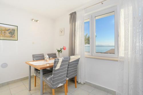 Apartments by the sea Podgora, Makarska - 2657