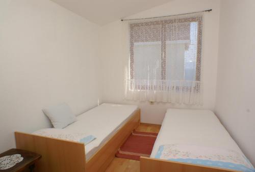 Una cama o camas en una habitación de Apartments by the sea Podaca, Makarska - 2634