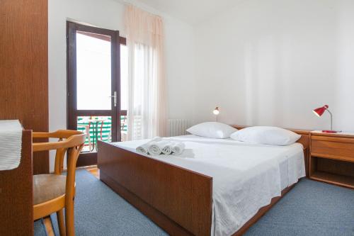 Posteľ alebo postele v izbe v ubytovaní Apartments by the sea Podgora, Makarska - 2604