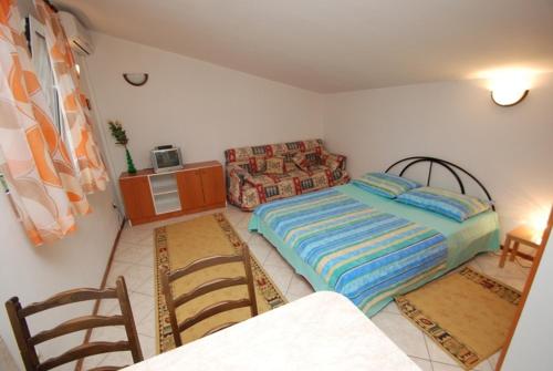 Posteľ alebo postele v izbe v ubytovaní Apartments by the sea Zaostrog, Makarska - 2663