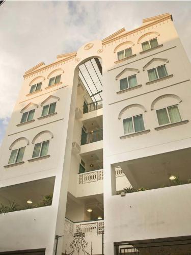 un edificio blanco con un arco delante de él en 1001 Nights Boutique Inn, en Cagayan de Oro