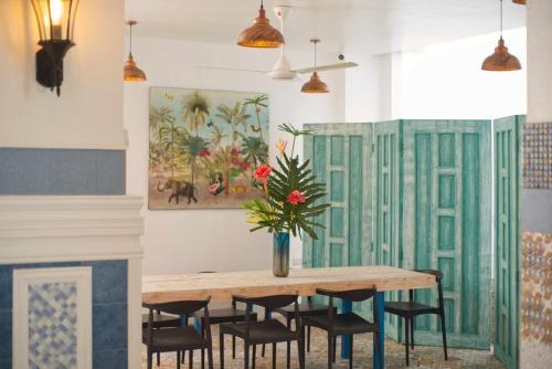 Un restaurante o sitio para comer en 1001 Nights Boutique Inn