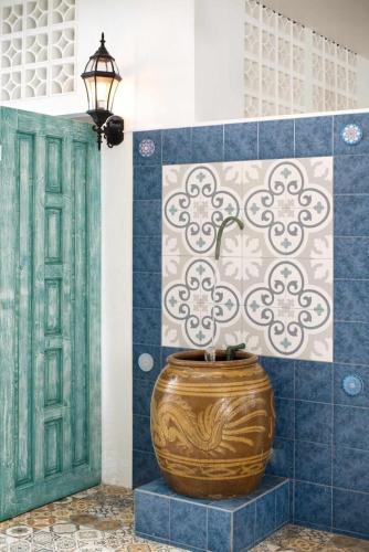 Baño con un jarrón grande junto a una pared en 1001 Nights Boutique Inn, en Cagayan de Oro