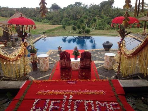 Piscina de la sau aproape de Bumi Ubud Resort